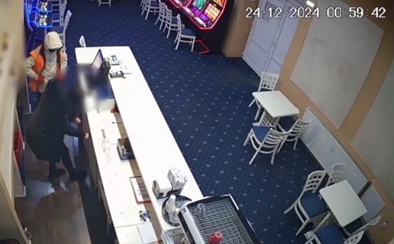 JAF într-o sală de jocuri de noroc din centrul Clujului sub ameninţarea cu PISTOLUL