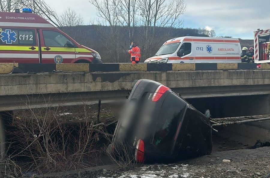 Cum s-a produs accidentul din Mera, unde s-a răsturnat o mașină. Un bărbat a fost dus cu elicopterul la spital