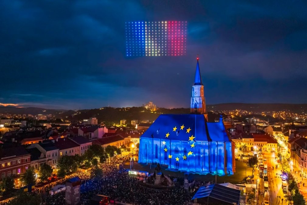 După douăzeci de ani. Cum arăta Piața Unirii în 2004 vs cum arată în 2024