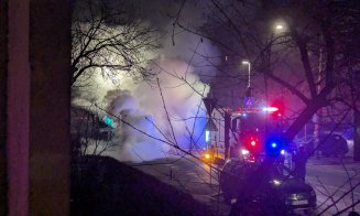 INCENDIU în Grigorescu. O mașină s-a făcut scrum în mijlocul străzii/ O tânără, evaluată de către echipajul SAJ