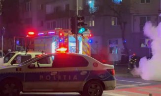 INCENDIU în Grigorescu. O mașină s-a făcut scrum în mijlocul străzii/ O tânără, evaluată de către echipajul SAJ