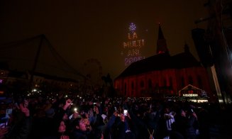 La mulți ani, Cluj-Napoca. Peste 15.000 oameni au sărbătorit trecerea dintre ani în Piața Unirii, cu șampanie, concerte și spectacol de drone și lumini