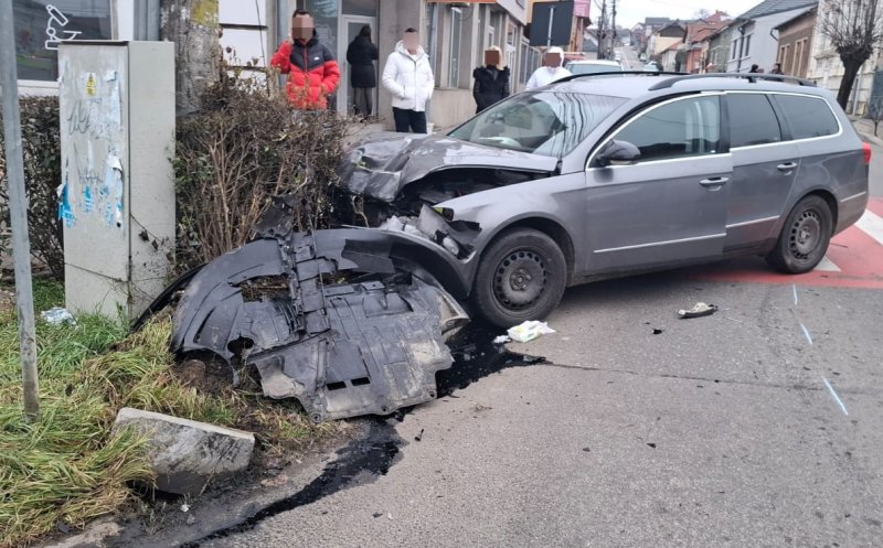 Accident cu trei mașini în Dej. O femeie și un bărbat, duși la spital