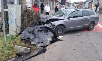 Accident cu trei mașini în Dej. O femeie și un bărbat, duși la spital