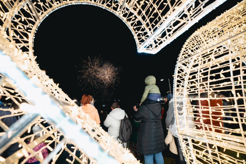 Sute de persoane au participat în Florești la cel mai mare spectacol de artificii din județul Cluj de Revelion