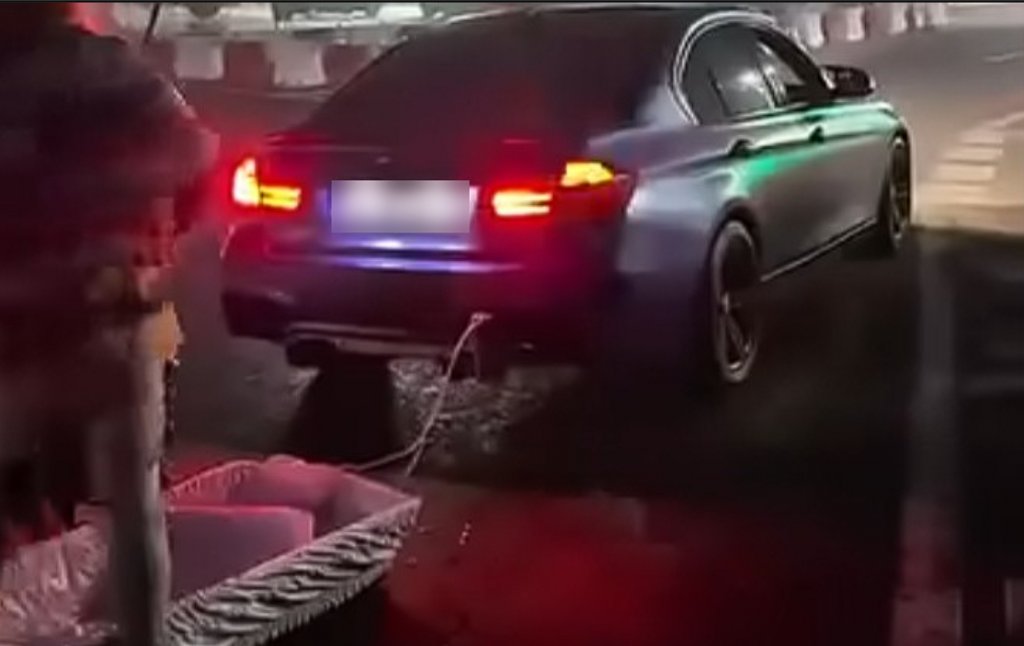Scene incredibile: Un șofer a făcut drifturi cu sicriul legat de mașină. Cine se afla în coșciug