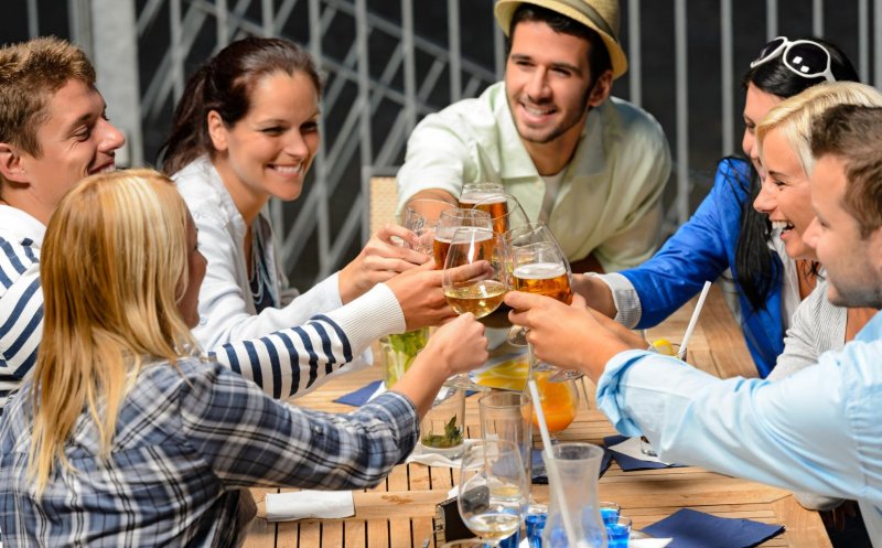 Cât alcool este prea mult? Experţii explică diferenţa dintre consum excesiv şi consum intensiv