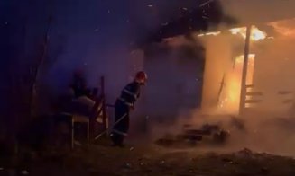 Două cabane de lemn din Cluj, la un pas de a fi cuprinse de foc, duminică seara/ O tânără de 17 ani a ajuns la spital în urma incendiului