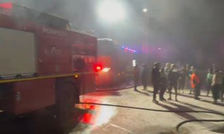 Două cabane de lemn din Cluj, la un pas de a fi cuprinse de foc, duminică seara/ O tânără de 17 ani a ajuns la spital în urma incendiului