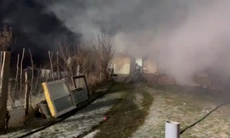 Două cabane de lemn din Cluj, la un pas de a fi cuprinse de foc, duminică seara/ O tânără de 17 ani a ajuns la spital în urma incendiului