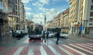 Accident în fața Prefecturii Cluj: O mașină a lovit un troleibuz