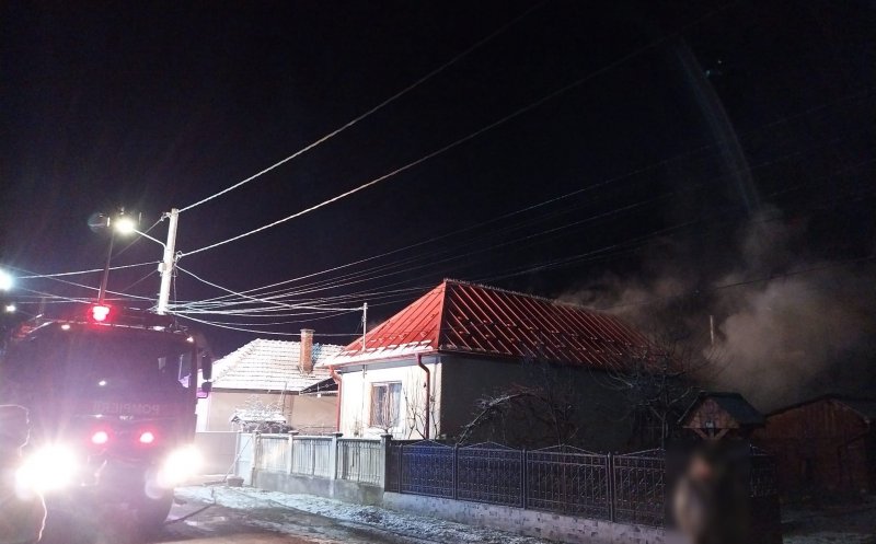 Casă din Cluj, cuprinsă de flăcări, în toiul nopții. De la ce a pornit incendiul
