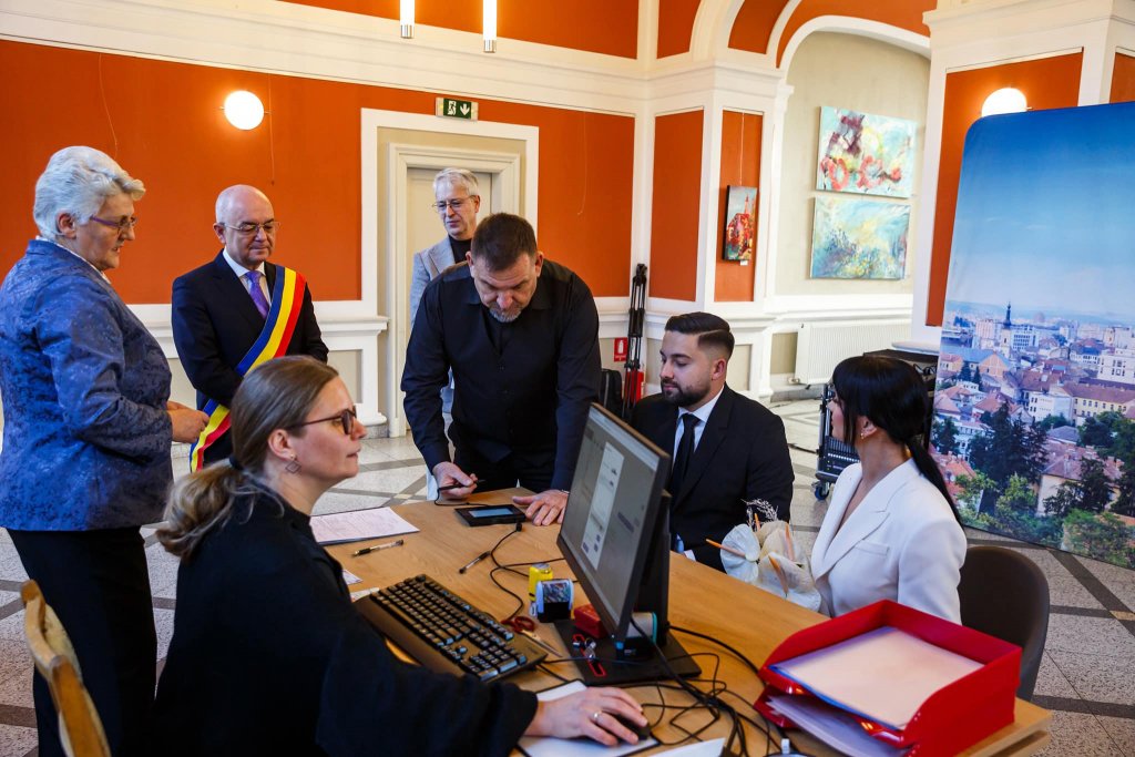 Căsătorii cu semnătură electronică, la Cluj-Napoca! Certificatele se emit și în format digital. Boc: "Durează între 10 și 20 minute, în funcție și de numărul de poze"
