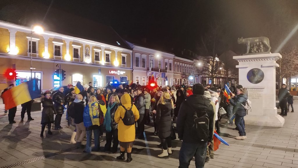 Miting, duminică, și la Cluj. A fost și sâmbătă. S-a scandat: "Haideți cu noi, pentru turul 2" și "Ura ura ura, jos cu dictatura"