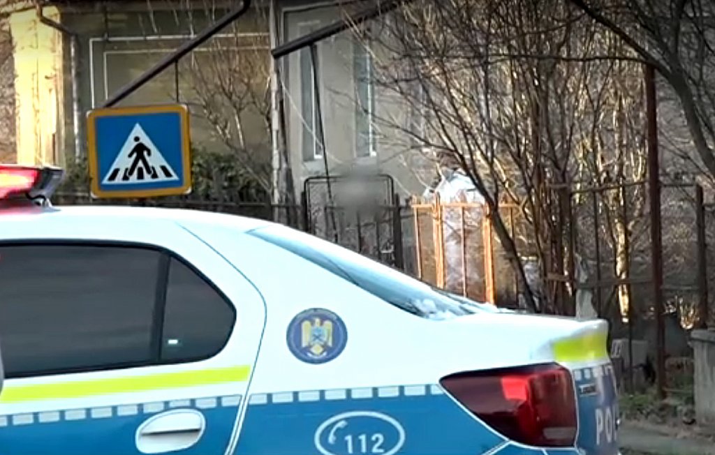 Mamă şi fiu găsiţi MORŢI în casa în care locuiau, cu multiple urme de violenţă, inclusiv lovituri şi tăieturi