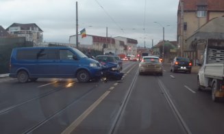 Coliziune între două mașini pe o stradă din Cluj-Napoca