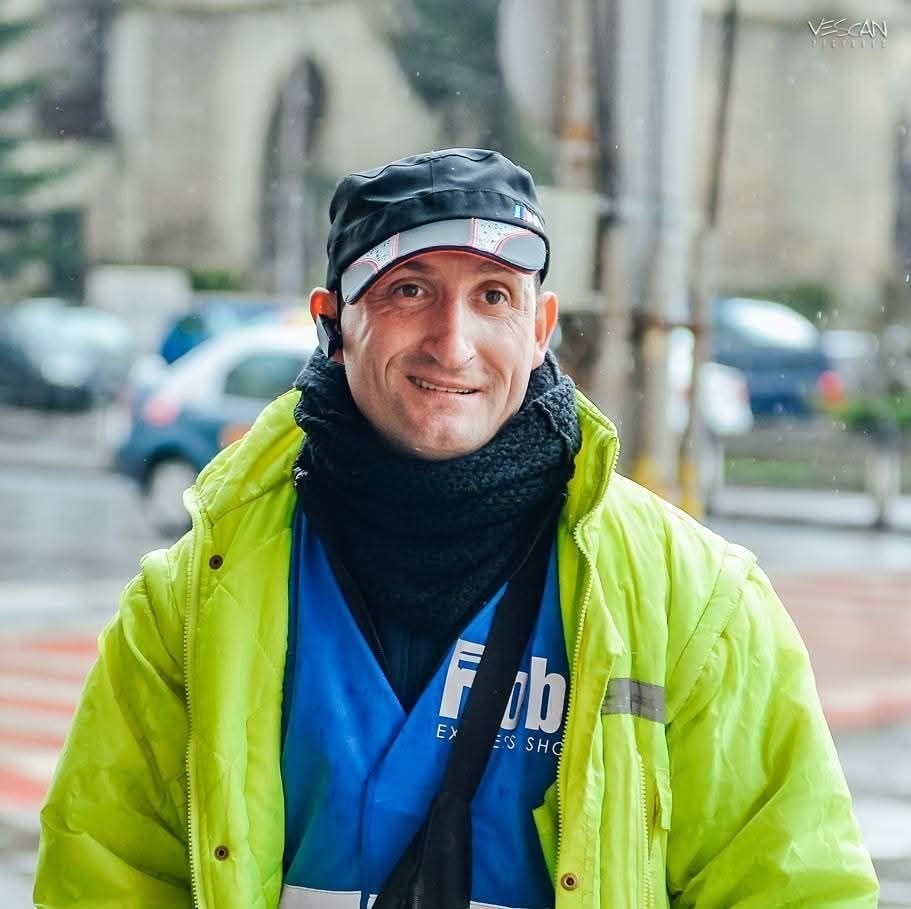 Robi, îndrăgitul vânzător ambulant din Cluj, este internat în spital. A suferit un accident groaznic și are nevoie de ajutor