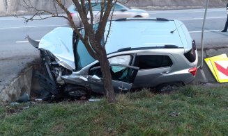 Mașină făcută praf, în urma unui accident în Cluj. Bărbat, transportat la spital