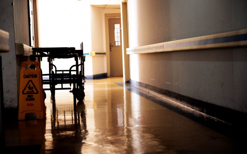 O bunicuță de 83 de ani, ținută 5 ore la ușa unui cabinet medical, pentru o rețetă: “Suntem cel puțin idioți că acceptăm. Te simți ultimul om de pe planetă”