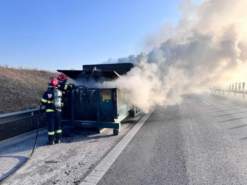 Incendiu pe A10 Sebeș – Turda. Un camion care transporta deșeuri a luat foc