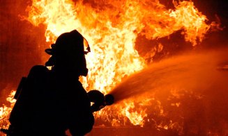 INCENDIU în județul Cluj noaptea trecută din cauza unui scurtcircuit / Victimă cu arsuri la nivelul feței și a mâinilor