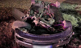 Accident rutier într-o localitate clujeană. O mașină s-a răsturnat / Doi tineri au ajuns la spital