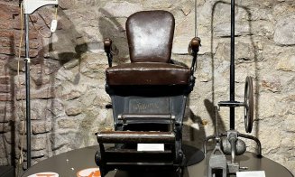 Muzeul Farmaciei din Cluj-Napoca: de ce scaunul stomatologic de la începutul secolului XX seamănă cu un unul de frizer