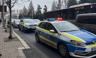 Șapte echipaje de poliție pe urmele unei femei care a furat mașina unui livrator și l-a amenințat cu cuțitul, în Cluj-Napoca
