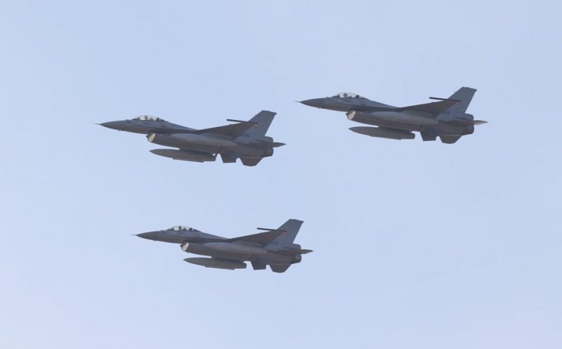 Nu vă temeţi dacă vedeţi avioane F-16 zburând peste Cluj, aproape de sol! Forţele Aeriene Române execută zboruri de antrenament