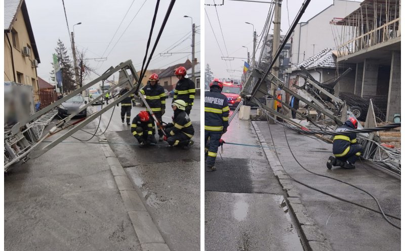 Macara căzută peste firele de curent, în Cluj-Napoca. O mașină a fost avariată