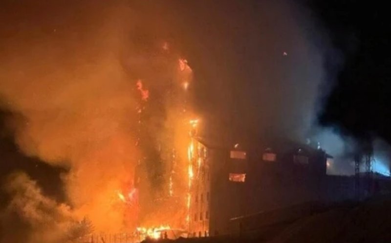 Incendiul de la hotelul din Turcia, unde 78 de oameni au ars de vii, s-a lăsat cu arestări: Sistemul de alarmă nu a funcționat și clădirea nu avea ieșiri de incendiu