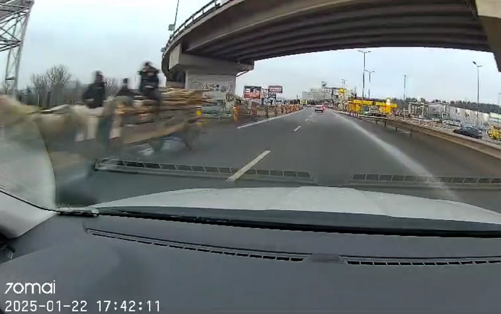 Cu căruţa pe CONTRASENS în traficul din Cluj / "Suceveanul ăla cu permisul suspendat a trecut la căruță?"