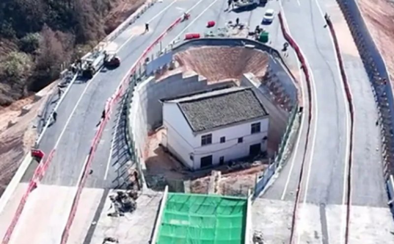 Autostradă construită în jurul unei case. Proprietarul a refuzat o sumă colosală oferită de stat