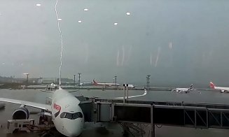 Avion lovit de mai multe fulgere în timp ce pasagerii se îmbarcau