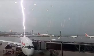 Avion lovit de mai multe fulgere în timp ce pasagerii se îmbarcau