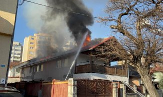 Incendiu puternic în Cluj-Napoca: O casă a luat FOC. Pompierii intervin cu patru autospeciale