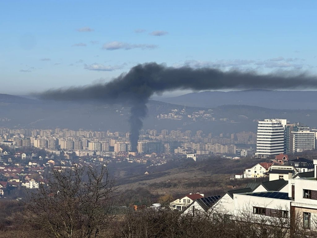 Noi imagini cu incendiul de pe strada Câmpului din Cluj. Fumul gros, vizibil de la sute de metri