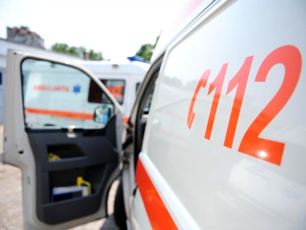 Încă un caz revoltător! Un bărbat a murit cu zile în timp ce era plimbat cu ambulanța între două spitale