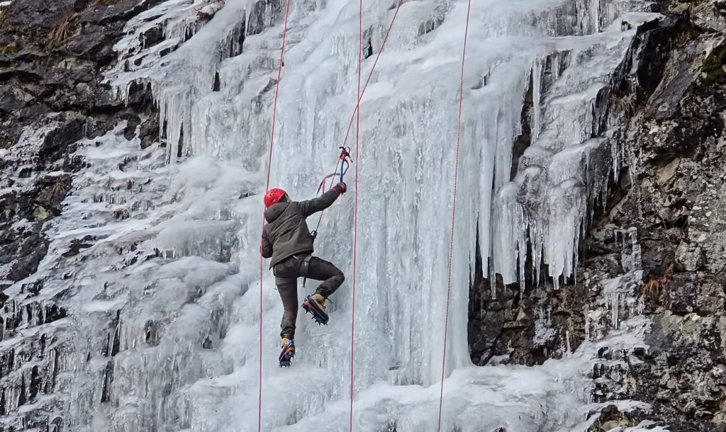 Aventură extremă și peisaje de vis la Cascada Vălul Miresei: Alpiniștii cuceresc peretele de gheață