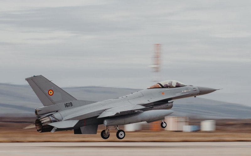 Un nou avion F-16 Fighting Falcon a ajuns la Baza Aeriană din județul Cluj