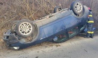 Mașină răsturnată în Cluj: Două persoane primesc îngrijiri medicale