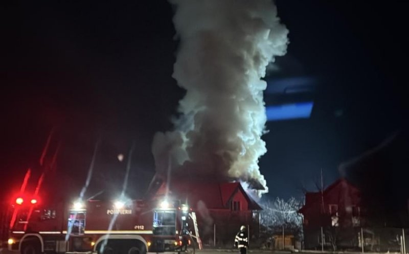 Incendiu puternic lângă Cluj-Napoca. Au intervenit 5 mașini de pompieri