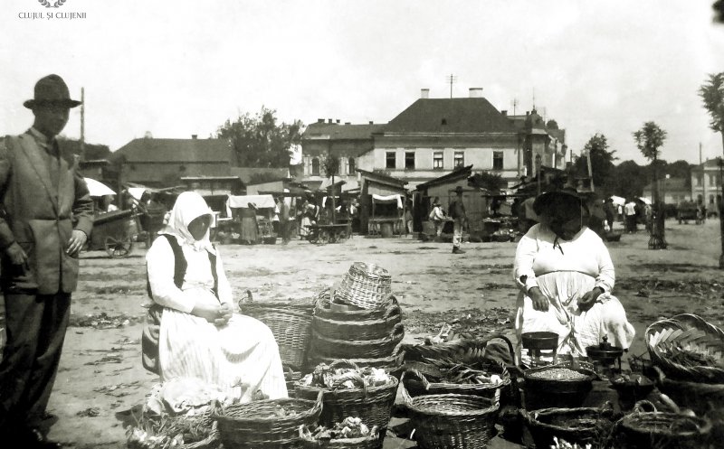 Hoștezence vânzându-și produsele în Piața Mihai Viteazu