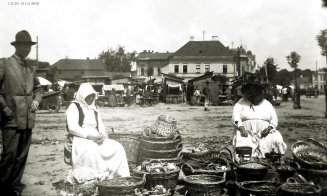 Hoștezence vânzându-și produsele în Piața Mihai Viteazu