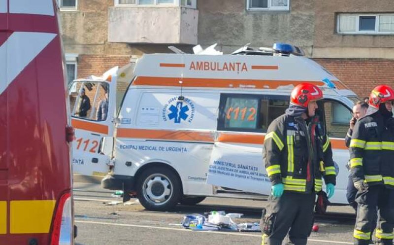 Ambulanță răsturnată într-un accident, repusă pe roți de trecători / SMURD: „Gestul e extrem de grav”. Asistenta medicală a suferit fractură de coloană