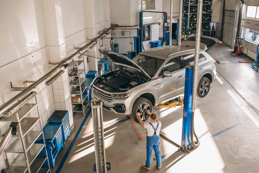 Patronii service-urilor auto cer asiguratorilor mărirea tarifelor de manoperă. Cât vor să coste ora de muncă