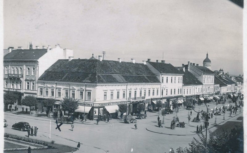 Intersecția Pieței Unirii cu strada Eroilor. Aici este Farmacia nr.1.