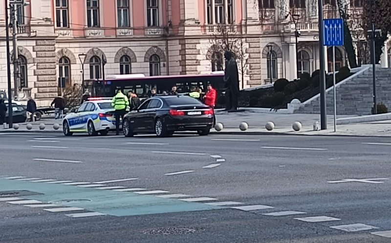 Percheziție ca în filme cu mâinile pe capotă: Polițiștii au oprit un BMW în fața Operei Naționale din Cluj