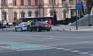 Percheziție ca în filme cu mâinile pe capotă: Polițiștii au oprit un BMW în fața Operei Naționale din Cluj