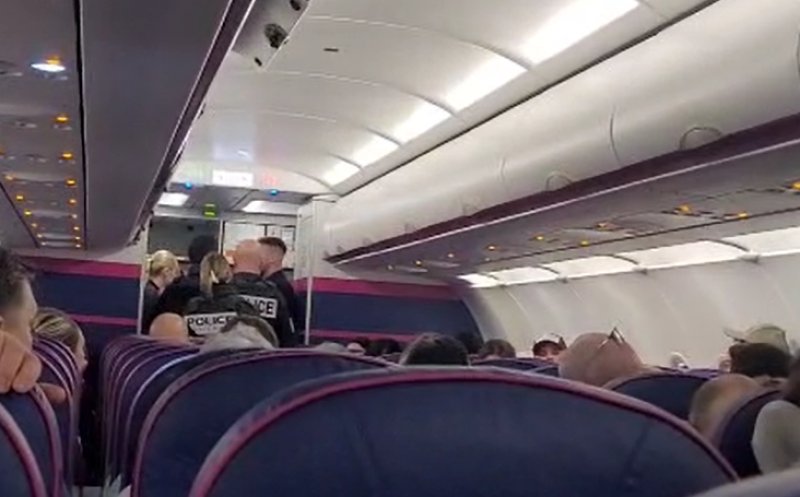 Incident la bordul unei curse Wizz Air: Doi pasageri români, dați jos din avion de polițiști